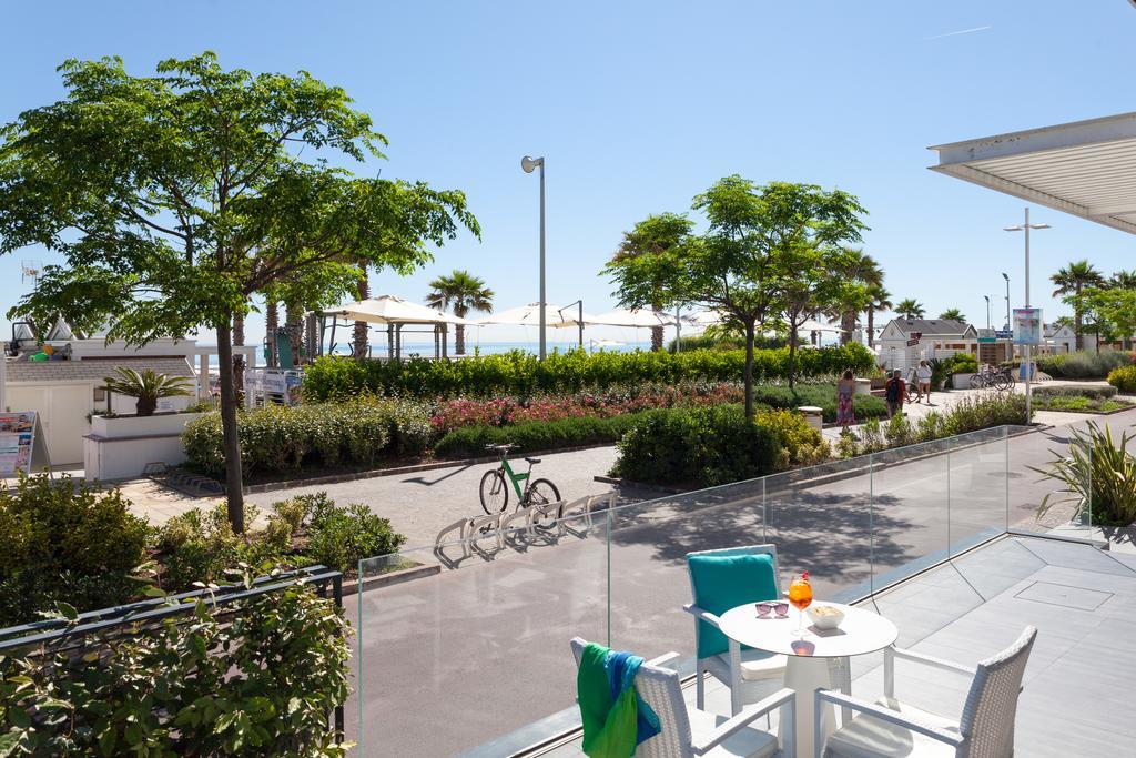 Hotel Commodore Riccione Exterior foto